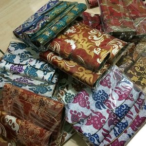 Many sets of batik clutch and baby purse... ❤️ #IFW2015 #accessories #clozetteid #batikchic #batiklover #swanstwenty