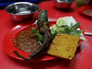 Yang dikangenin beberapa waktu terakhir... pecel lele + tempe goreng... 😋
.
.
.
.
Selamat makan malam, teman2.. cheating dulu sejenak 😁😁
.
.
#sofiadewiculinarydiary #clozetteid #lifestyle #foodporn #foodism #indonesianfood #jakartastreetfood #kulinerjakarta #seafoodarteri