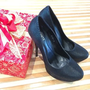 Back on track 👠 simple one.. It's highheels (13cm) and it's black! ❤️ thank u 🙏 #clozette #clozetteid #shoes #clozettegirl #blackshoes #black #highheels #girls @clozetteid