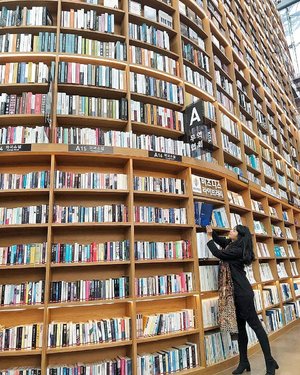 #starfieldlibrary...Dah lama gak main ke library .. Setiap pergi ke suatu negara pasti nyempetin untuk main ke toko buku atau perpustakaan .. Secara sejak sekolah, tempat nongkrongku adalah perpustakaan, sambil menunggu jemputan ibu, hihuhi......Nah, di Seoul ini aku sama @waoderadiatna main ke @starfield.library di COEX mall .. ...Ada baaaaanyak banget bukunya 🤣 eskalatonya 2 .. Tapi yang padat orang justru di atas dan di bawah, karena pada foto 🥰 seruuu .. Masih ada banyak rak yang masih kosong .. Gak kebayang berapa ribu buku lagi yang akan mengisinya .. ...Gampang banget caranya menuju ke Starfield Library ini karena kalo ke Seoul kamu pasti akan ke SM Town kan, nah, kamu bisa mampir sebelum ke sana. Karena Library buka jam10 dan SM Town buka jam 11 .. lokasinya ada di B1 COEX mall 📸 free entrance! ...#JustTravel #wheninseoul #clozetteid #traveling #SofiaDewiTravelDiary #fashionid #ootd #lifestyle #ExploreSeoul📸 @waoderadiatna