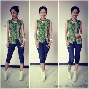 My Modern Indonesia Style...
vest batik kutu baru my signature from swans twenty.. 
plus 7/8 jeans from Lee Cooper Indonesia 
H&M boots
Casio Watch..
Love love!  