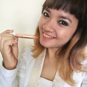 Love my new bestie! @esqacosmetics Satin Lip Crayon 😍 Poppy Peach! Enriched with Vitamin E & it's Vegan! .
.
.
As one of the Social Beat Race winner last May 2017, @clozetteid and ESQA sent me lots! ❤️❤️ will review it all soon.. this one are my fave!! 😍😍 Thank you! .
.
.
So guys! It's early July now.. so much time to be the next winner of July! Lets be active and run for your social beat!! Win the race!! Get the prize!! #clozetteid #beauty #lifestyle #clozetteambassador #socialbeatrace #bloggerbabesasia #jogjabloggirls #esqa #esqacosmetics #weekend

Ps: believe it or not.. i have 2 different faces from both side. And this one my left sight... I usually took a selfie from the right one. This time.. mmm 🙈🙈