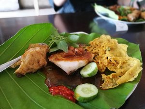 Sempatkan diri mampir ke Dapur Sakato - Belitung .. ketupat + gudo udang + ketam isi + lalapan + kuah ayam ketumbar dan kuah cumi.. cuma habis IDR 15K ajah.. .
.
.
Selamat Makan Siang, teman-teman.. 🍽
.
.
.
#sofiadewiculinarydiary #sofiadewitraveldiary #lunchtime #kulinerbelitung #belitung #indonesianfood #foodgram #foodism #foodgasm #instafood #exploreindonesia #jajanjajan #cipcicipid #dapursakato #dapursakatobelitung #saranguleule #clozetteid #lifestyle #leica #leicalens #huaweip9plus #huaweip9leica
