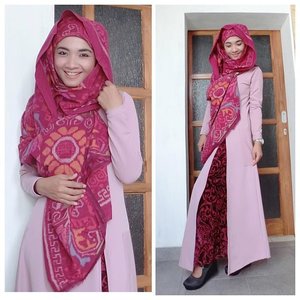 I love pink and maroon ❤️and here is my #OOTD .. I'm wearing my #modernIndonesia look today 🙏 as always... Happy Idul Fitri 1436H.. spread happines to others and don't forget to smile.... 🙏😇 #clozetteid #clozettegirl #OOTD #idulfitrioutfit #clozette #sofiadewifashiondiary #cantikIndonesia #pink #maroon #tenunIndonesia #indonesianfabric #swanstwenty #iwearup #casioid