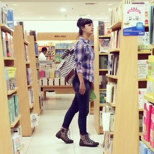one of my fav place to go is book store.. and most fav outfit is sporty style ❤️ @leecooperindo , brands outlet and converse are my fav brands.. #clozette #clozetteid #clozettegirl #clozetteambassador @clozetteid #leecooper #converse #brandsoutlets 
pic by @mindalubis