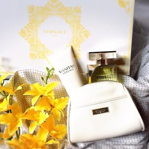 A gift from beloved one ðŸ’• Sisters! Review tentang Vanitas gift box set by Versace sudah up in blog! Silakan klik https://sofiadewi.com/2016/07/07/product-review-vanitas-box-set-by-versace/ atau cek bio ya.. Selamat menikmati Idul Fitri 1437H hari ke-2 ðŸ™� #sofiadewibeautydiary#lifestyle #productreview #vanitasversace #versace #clozetteid #beauty #bblogid #bloggerperempuan #lifestyleblogger #sofiadewicom