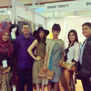#IFW2015 @indonesiafashionweek day 1.. Pose at @swanstwenty boutique at hall B Jakarta Convention Center - B094 .. @mindalubis - @ernawan - @jenniferbachdim - me - @megajannaty - @aisudrajat 
#clozetteid #clozettegirl #clozetteambassador #swanstwenty #Fashionevent #fashionmovement