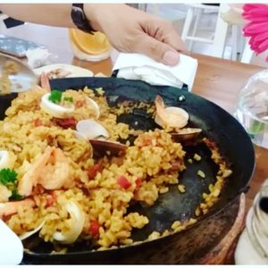 Aduk-aduk Seafood Paella -nya ! Kamu wajib balik ke @gastromaquia kalo belom coba ini... 45minutes worth to wait!! 😋
.
.
.
.
#clozetteid #lifestyle #gastromaquiaXClozetteIdReview #kulinerjakarta #sofiadewiculinarydiary #gastromaquia #foodblogger #foodporn #foodism #foodgasm #spanishresto #thebestpaella #seafoodpaella #foodreview #instafood #foodgram