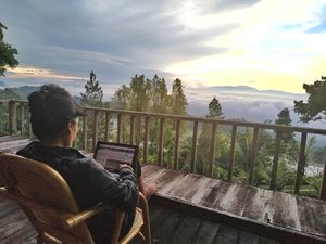 So little time so much to do ☕ .
.
.
.
5.15 am .. My first sunrise at Batutumonga..
Laptop-ing .. 27 emails in my inbox 🐱 huaahhhhh 
#clozetteid #lifestyle #travel  #CommunityBasedTravel #BanuaSarira #latepost