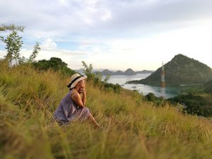 Salah satu moment terbaik dalam hidup yang bisa diciptakan oleh diri sendiri adalah.. mengakhir setiap hari dengan senyum :) seperti hari ini.. menyambut keindahan sunset labuan bajo di sunset hill.. alhamdulillaaah.. .
.
.
.
Semoga hari esok juga secerah hari ini ya ♥️
.
.
.
.
📸By ♥️🦂
#clozetteid #clozette #ootd #sofiadewitraveldiary #sunsethill #labuanbajo #exploreflores #exploreNTT #wonderfulindonesia #exploreindonesia #wanderlust #traveller #travelblogger #onomatrip #leica #leicalenses #leicalense #huaweip9plus