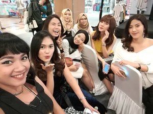 With the girls.. Yogyakarta fashion & beauty blogger @deniathly @windriani @ardiatami @hemasnura @hildaayudya @rorodinar @vhiokta for #gaudivillers @gaudi_clothing and @havaid new store celebration 💗📸
.
.
.
Thanks Gaudi & Hava for having us 😘
.
.
Thanks @clozetteid .
.
.
#clozetteid #clozetteambassador #yogyakarta #jogjaevent #gaudiclothing #havaid #fashionbloggerjogja #bloggerjogja