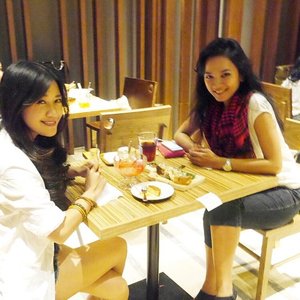 #latepost 
excidently met @leonisecret at our fav restaurant, Remboelan ❤️ glad to found it at @senayan_city 😋 I love her new camera haha.. and.. wait!! oh thats Great.. just realized that we both wore white top and blue jeans as well yesterday hahaahhaa 😂😂😂 #clozetteid #clozettegirl #clozetteambassador #iftar #senayancity #weekend #remboelan #qualitytime