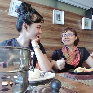 Have good lunch time with @hetinovela .. full laugh on sunday! lets fullfil the happiness 👭#sofiadewitraveldiary #friendship #ladaputih #jakarta #IndonesianFashionBlogger #IndonesianLifestyleBlogger #Clozetteid