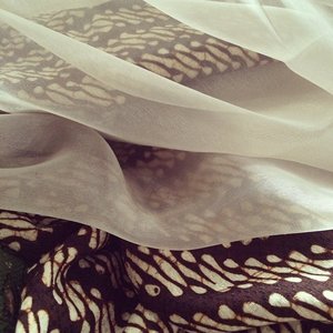 Hello, friday ❤️ fabric is all around.. I love this parang batik and organdi cream 👀 wait and see .. #clozette #ClozetteID #clozettegirl #Clozetteambassador #funyourself #fabric #batikchic #batik #fashion #onthemaking
