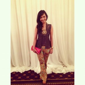 Attend Radiance Raffles Graduation Night

Wearing @swanstwenty party chic kutubaru blouse (mrutu sewu - blue)
& batik palazo pants
Batik clutch by @nimonina 
Grabs them at www.swanstwenty.com

Shoes by @iwearup 
Watch by @casioid 
#infinitebatiksday #senayancity #batikday #Indonesiabatikday #clozetteid @clozetteid #swanstwenty #swanstwentysignature #modernIndonesia #funyourself #fashionporn #fashionid #fashiondesigner #nimoninabyswanstwenty #OOTD #Casiomoment #5ASECOOTD @5asecindonesia #lookoftheweek @ilook_net #instafashion #ootd #ootdindo #ootdcampaign @ootdcampaign #fashionfactindo @fashionfactsindo #indonesianbrand