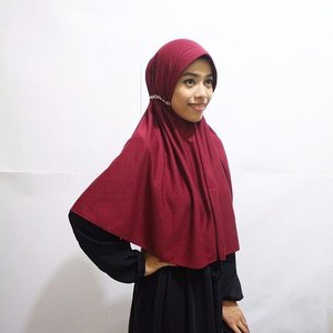 Okey.. Saya mah biasanya cuma jadi model produk sendiri.. Jadinya cuma model ala-ala #alakadar #hijab #jilbabkaos #clozetteid