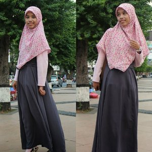 New blog post: "when pink meet grey" featuring @auzofficial sleeveless dress and scarf. ^^ kindly check my blog at triadilah.blogspot.com (link on bio) 
Don't forget to see another post! See ya~~ #ihblogger #IHB #IndonesianHijabBlogger  #clozetteid