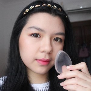 Trying out this infamous silisponge on my face 💃💃 get it @cosmetici_id 💘😁😊 #clozetteid