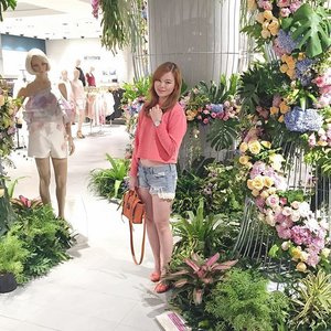 Strolling around @centralstoreid and came across so many beautiful floral decorations. Can't resist the urge to take a photo there.

Sweater and short are from @americaneagleid. 
#JeanMilkaOOTD #todayoutfit #ootd #americaneagle #style #todaystyle #clozetteid #CentralFlowerAnniversary #CentralFlowerExtravaganza