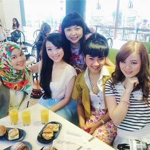 Today Event with @clozetteid Ambassador and @mariakarinaa

Thanks to @hellosmithies for the photo ^^ #smithiesxclozetteid #clozetteid #girls #clozetteambassador #todayevent #friends #daytime #teatime