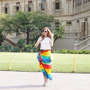Went strolling around Vimanmek Masion yesterday. You are expected to honor the local customs by donning a less revealing outfit. I was rocking my semi-mini skirt during my trip there. So I had to wear this rainbow perch to cover myself from the knee down. Luckily it matched with my outfit 😉..#TravelWithJeanMilka #JeanMilkaAtThailand #JeanMilkaAtBangkok #thailand #holiday #vacation #holidaytime #holidayseason #wonderlust #travel #bangkok #thailand #MinionInBKK #TravelWithMinion #cgstreetstyle #ggrep #jeanmilka #clozetteid #ootd #ootdindo #lookbook #lookbookindonesia #lookbook #vimanmek #vimanmekmansion