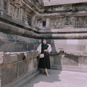 Amaze banget baru pertama kali ke Prambanan , gak nyangka sebagus itu . semegah itu walaupun dia gak sebesar Borobudur tapi buat aku Prambanan itu cantik banget.Candi Prambanan dibangun pada abad ke 9 Masehi , Candi ini dipersembahkan untuk Tiga Dewa Utama Hindu (TRIMURTI )yaitu Brahma , Wishnu dan Siwa , Candi ini termasuk Situs Warisan Dunia UNESCO sekaligus candi terindah di Asia Tenggara#prambanan #prambanantemple #clozetteid #clozettedaily #indonesiantraveler_ #nezinframe#nezinjogja#blogger#surabayablogger#indonesianblogger#explorejogja#jogjahits #jogjascenery