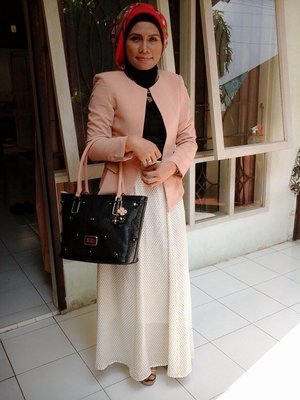I'm wearing formal style with my lovely Guess handbag... It's so me #ClozetteID #GoDiscover #ItsSoYou
