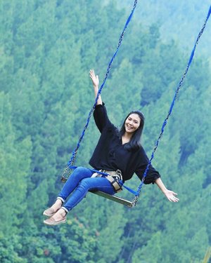 When life swinging hard and you try to manage and balance everything out with a smile. Hello Monday! 😃✌............#instamoments #instatravel #mountainswing #instalike #instadaily #vitrietraveldiary #instagood #insta #instagram #clozetteid #BeautyRedemption #igers #lifestyleblogger