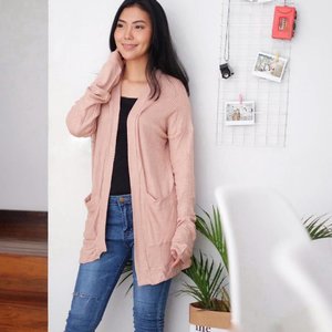 Be comfortable in your skin. Btw, I 'm wearing this cute cardi from @8wood 💜
.
.
.
.
.
.
.
.
.
.
#instadaily #instagood #ootd #fashionblogger #clozetteid #StarClozetter #bloggerbabes #lifestyleblogger #instagirls #BeautyRedemption #8woodstyle #igersoftheday #lookbookid #ootdmagazine
