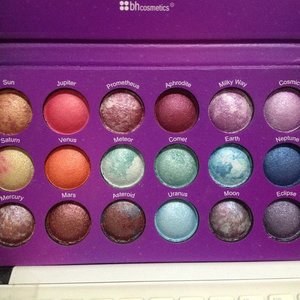 Bought this @bhcosmetics Galaxy Palette several months ago before its cover changing but barely have time to use nor review it. Pfftt!! #beauty #beautyblog #beautyjunkie #iphonesia #bhCosmetics #galaxychic #clozette #clozetteid #clozettedaily #bakedeyeshadows #eyeshadow #eyemakeup #makeup #makeupaddict #makeupjunkie #indonesia #indonesianbeautyblogger