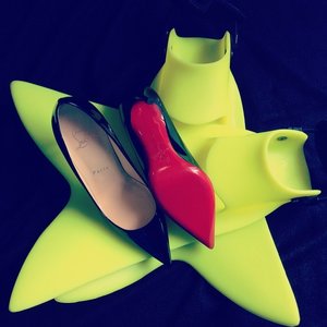 The designer shoes I love the most #christianlouboutin #forcefin #louboutin #redsoles #neon #black #instalikes #tagsforlikes #instaframe #forcefinpro #scuba #scubadiver #divejunkie #femaledaily #fdbeauty #fdnetwork #clozette #clozetteid #decolette #ocean #gear #fashiondiver