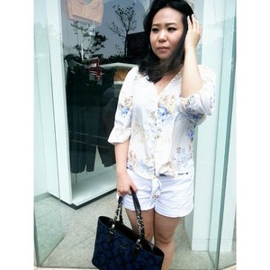 My outfit of the day ♥ 
Top: et cetera (i remember today!)
Bottom: topshop
Bag: @coach 
Simple and flowery. And i dont really like flowery pattern kinda top but exception for this one haha

#ootd #ootdindonesia #lookbookid #lookbook #ClozetteID #clozetteambassador #clozettedaily  #clozette