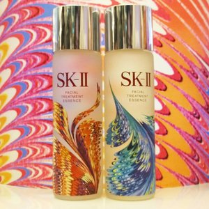 Suminagashi translate to 'floating ink', a paper marbling art technique that shows smooth marbles swirl. This 12th century technique use paper, with ink and water. Inspired by this, SK-II Facial Treatment Essence Limited Edition bottlles comes in red, blue and green. The meaning behind this is to reflect a woman's courage, renewal and purity. SK-II Facial Treatment Essence has so effortlessly transformed the skin of women and is ideal for combating dry weather and rejuvenating fatigued skin.#SKII #SKIIgift #changedestiny #clozetteid #clozetteidxskii