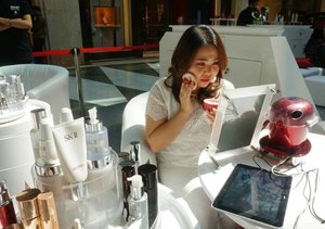 Happening right now at Atrium Plaza Senayan with @skii exploring about R.N.A eye treatment that you can do at home. Prevention is always better. #skii #eyecream  #changedestiny #rnapower #beautygram #beautyblogger #beauty #makeup #asiangirl #clozetteid
