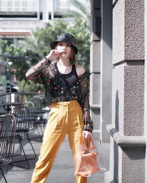 Happy long weekend 🤩 and ini bukan pose lagi “ngempeng” yah gengs 🤣 anyway im super love @gaudiclothing.id new collection feat @sanchimilikiti its colourful and have a chic design and patern! me super likey all the design with bee patern 🐞
.
.
#gaudiclothing #gaudixsanchia ##ootd #ootdfashion #ootdinspo #ootdideas #ootdindo #ootdindokece #ootdinspiration #ootdindonesia #indobeauty #indofashion #indofashionpedia #indofashionpeople #indofashionblogger #clozetteid #lookbooks #lookbooklookbook #lookbookindonesia