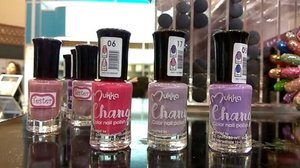 Lagi main ke booth @mukka_kosmetik di @cosmobeauteindonesia. Ada nail polish yang bisa berubah warna lho!

#ClozetteID #mukka_kosmetik #nailpolish