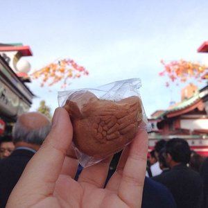 Found this super cute ningyoyaki in Nakamise shopping street. Ningyoyaki means "baked doll" cakes, baked in special mini molds then filled with sweet red bean paste. Soooo delicious! 🐦💕 #ningyoyaki #japanesesweets #nakamise #asakusa #tokyo #japantrip #ClozetteID