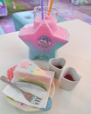 Thug lifenya absen dulu satu hari. Hari ini mah lucu-lucuan aja.

Galaxy frappe and rainbow crepe cake 🌌🌈💕 #ClozetteID #UnicornCafe #sweets #dessert #ThailandTrip #Bangkok