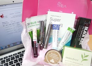 My pink parcel from @altheakorea just arrived! 😍 Gokil cepet banget sampenya, dan dikirim langsung dari Korea lho. Proses pengirimannya sekitar 4-5 hari kerja. Jadi kalo ga sabaran terima paket, usahakan jangan order mendekati weekend yah 😁 Nah buruan subcribe newsletter Althea untuk dapetin voucher belanja IDR 100,000 tanpa minimum pembelian! 😉 #ClozetteID #AltheaKorea #AltheaID #blogger #beautyblogger #korean #trustedonlineshop #오늘 #인스타그램 #맞팔 #맞팔해요 #뷰티 #뷰티스타그램 #뷰티블로거 #블로거 #2016년 #인스타사이즈 #팔로우