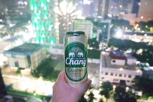 Good friend, nice view, and great beer 👭🎆🍻 Happy new year 2017! I hope that 2016 brings you good fortune, good health, and happy memories 🎉🎊 #clozetteid #happynewyear #2017