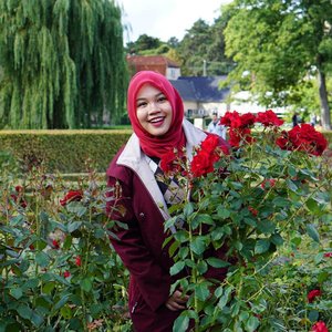 Happy world smiling day! Don't forget to smile 😆😆 spread happiness that cost no money!.....#smile #flowers #europe #eurotrip #Copenhagen #denmark  #clozetteid #ladyinred #red #indonesianfemalebloggers