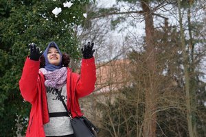 Snow juggling
.
.
📷by @bubungabu .
.
#Dresden #Germany  #wintertrip #winterineurope #winter #snow #europe #eurotrip #wheningermany #visiteurope #exploreeurope #clozetteid #IndonesianFemaleBloggers #bloggerceria #travel #hijab #sonya5100 #sonyalpha #teamsony