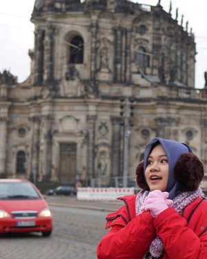 When suddenly a matching car appear
.
.
📷 by @bubungabu .
.
#Dresden #Germany #winter #wintertrip #travelurope #traveling #eurotrip #visiteurope #wheningermany #deutschland #IndonesianFemaleBloggers #clozetteid #bloggerceria