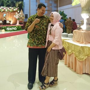 "sayang liat deh pasti banyak yg nanya kapan nyusul? (baca: kapan kawin?)" "Senyumin aja" "Okay 👍"
.
.
#bridesmaids #onduty #wedding #couple #Indonesiantypicalquestion #mohondoanya  #indonesianfemalebloggers #clozetteid