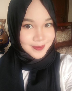 #throwback to my first day of Idul Fitri make up look, black and white paired with red lips #foolproof #classic #zoyacosmetics #mattelip #purered #clozetteid #fotd #motd #IndonesianFemaleBloggers #indonesianbeautyblogger #indobeautygram #beautyvlogger #eidmubarak