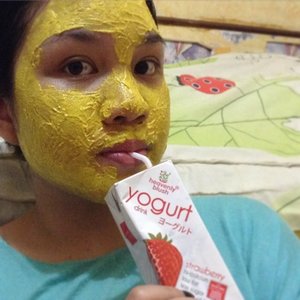 I'm sorry that I haven't posted any make up look nor my face for a while. My skin has been breaking out pretty bad and I don't want to make it worse by putting heavy make up on, but it's getting better with natural remedy. Let me enjoy my home made yogurt+turmeric face mask while drinking my @heavenlyblushyogurt #clozetteid #maskselfie #yogurtarian #beautyblogger #indonesiabeautyblogger #natural #facemask #turmeric #yogurt #homeremedy
