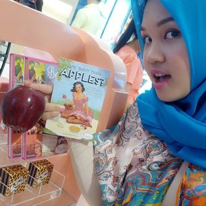 Another selfie with @thebalmid #howboutthemapples btw I'm using the shade crisp from the palette on my apple of the cheeks #plaza_senayan #plazasenayan #thebalmid #makeup #cosmetics #clozetteID #Selfie #thebalm