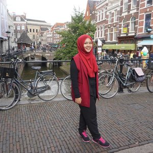 Once upon a time in Utrecht, red outer from @midnightlovers_id #utrecht #netherlands #nl #ootd #studidibelanda #IndonesianFemaleBloggers #bloggerceriaid #clozetteid