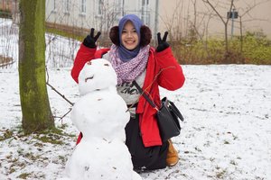 Posing with the snowman
.
.
📷 by @bubungabu .
.
#Dresden #Germany #winter #snow #snowman #deutschland #wintertrip #europe #eurotrip #wheningermany #visiteurope #winterineurope #exploreeurope #clozetteid #IndonesianFemaleBloggers #bloggerceria #travel #sonya5100 #sonyalpha #teamsony