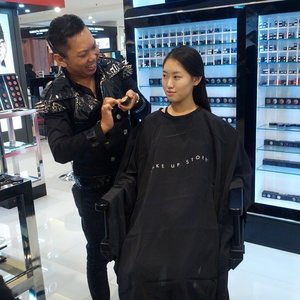 Finally bisa ngeliat @aldoakira lve make up demo #makeupstoreindonesia #aldoakira #beautyblogger #indonesiabeautyblogger #clozetteID